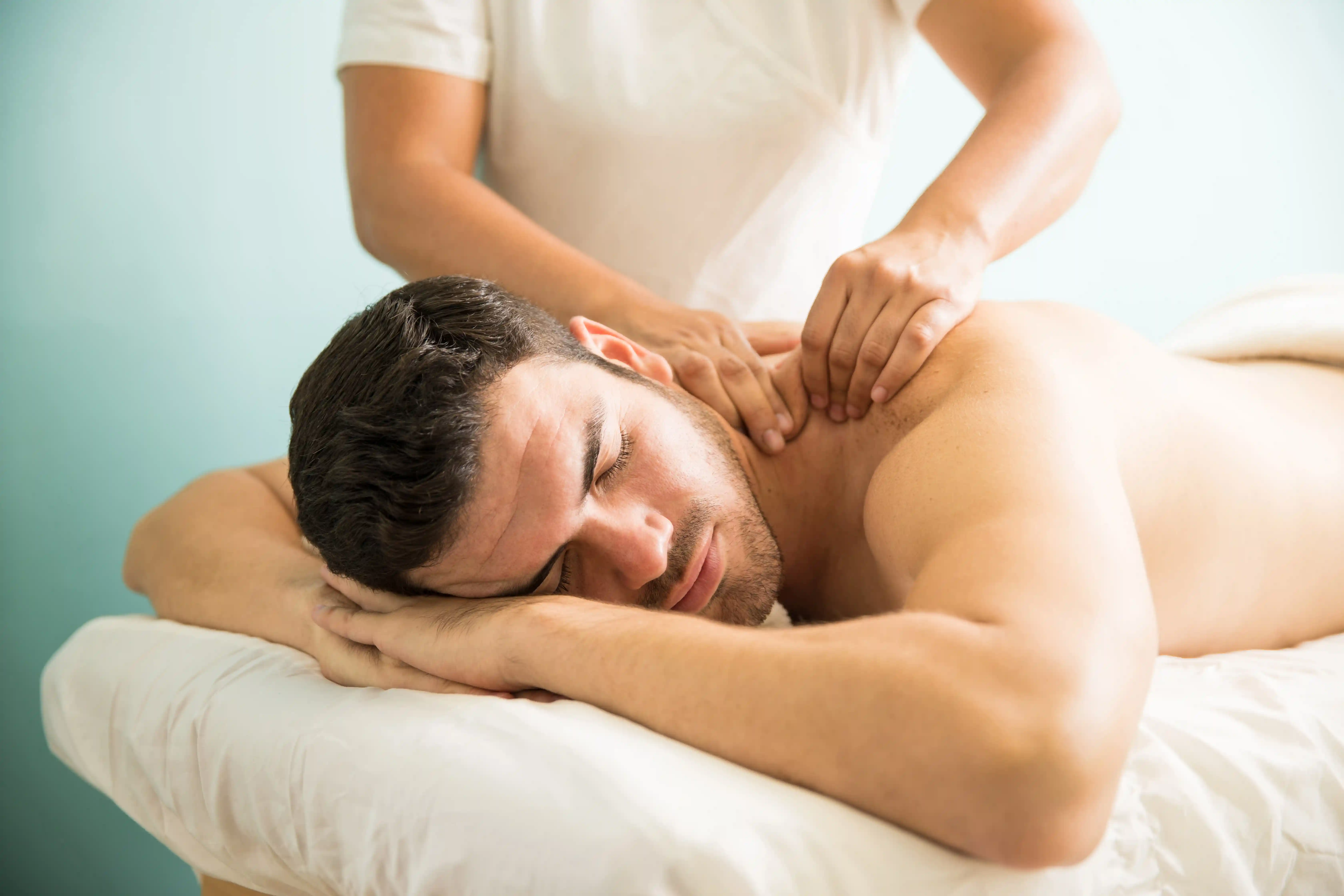 Professionelle Masseurin bei der Arbeit